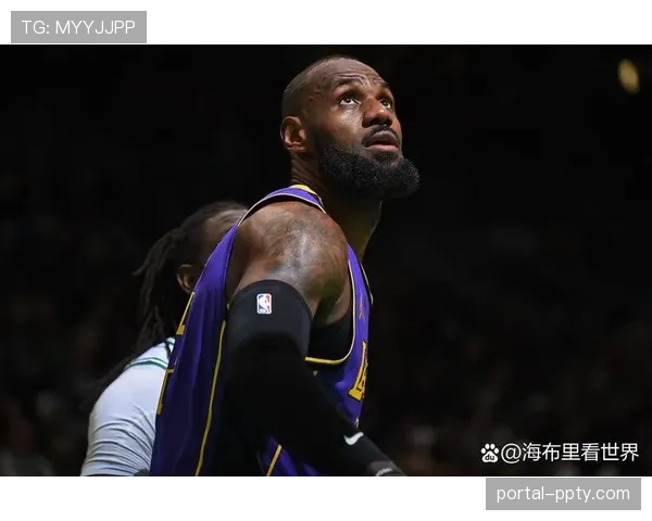 特写：詹姆斯在生涯最后一场常规赛暂停时，向全队演示如何破解无限换防